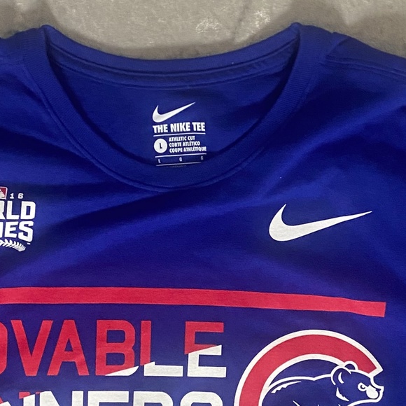 NIKE 2018 CHICAGO CUBS WORLD SERIES CHAMPIONS GRAPHIC T-SHIRT - Picture 5 of 8